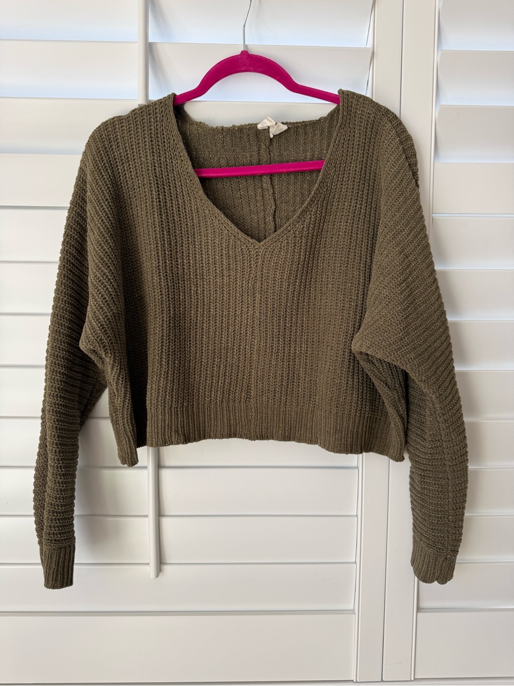 Sky and Sparrow Olive V-Neck Cropped Chunky Knit Sweater